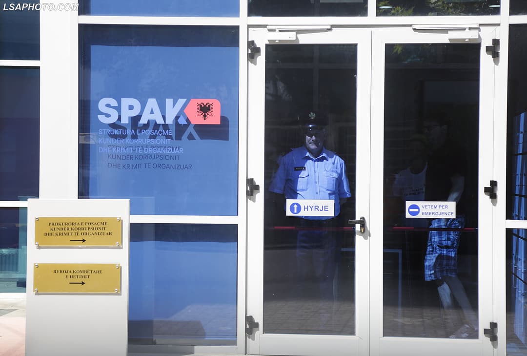 Slika uz članak: Aksion i SPAK-ut, kontrollohet banesa e ish-drejtorit të policisë, Ilir Proda