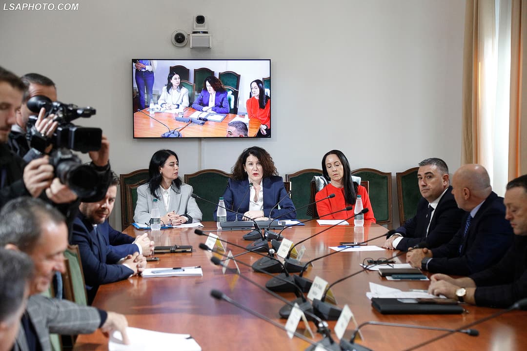 Slika uz članak: Në “arrest shtëpie” për aferën AKSHI/ Vlora Hyseni jashtë vendi, çfarë ndodh nëse nuk kthehet në Shqipëri?