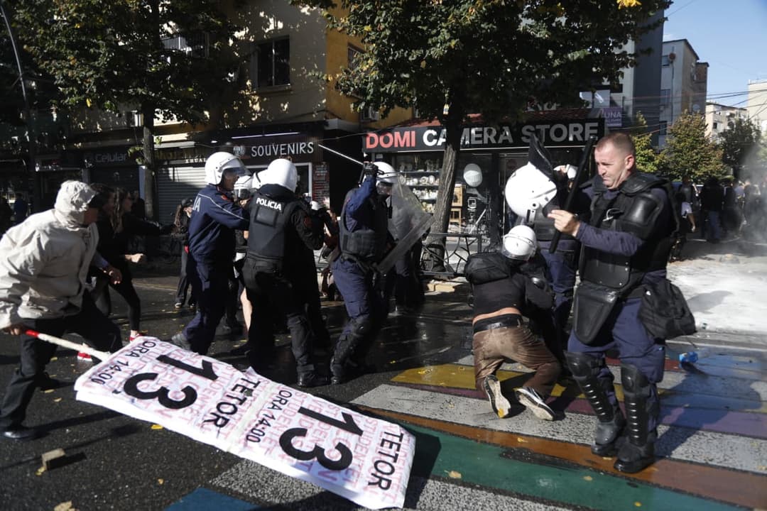 Slika uz članak: Revolta e studentëve në rrugët e Tiranës, BIRN: Policia humbi kontrollin e territorit dhe tregoi mungesë të thellë profesionalizmi