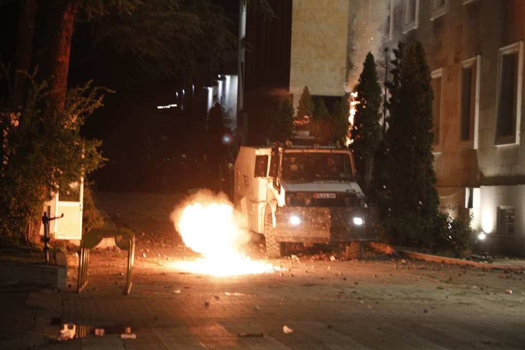 Slika uz članak: Tirana ”shkatërrohet” nga protestuesit, pamje nga protesta