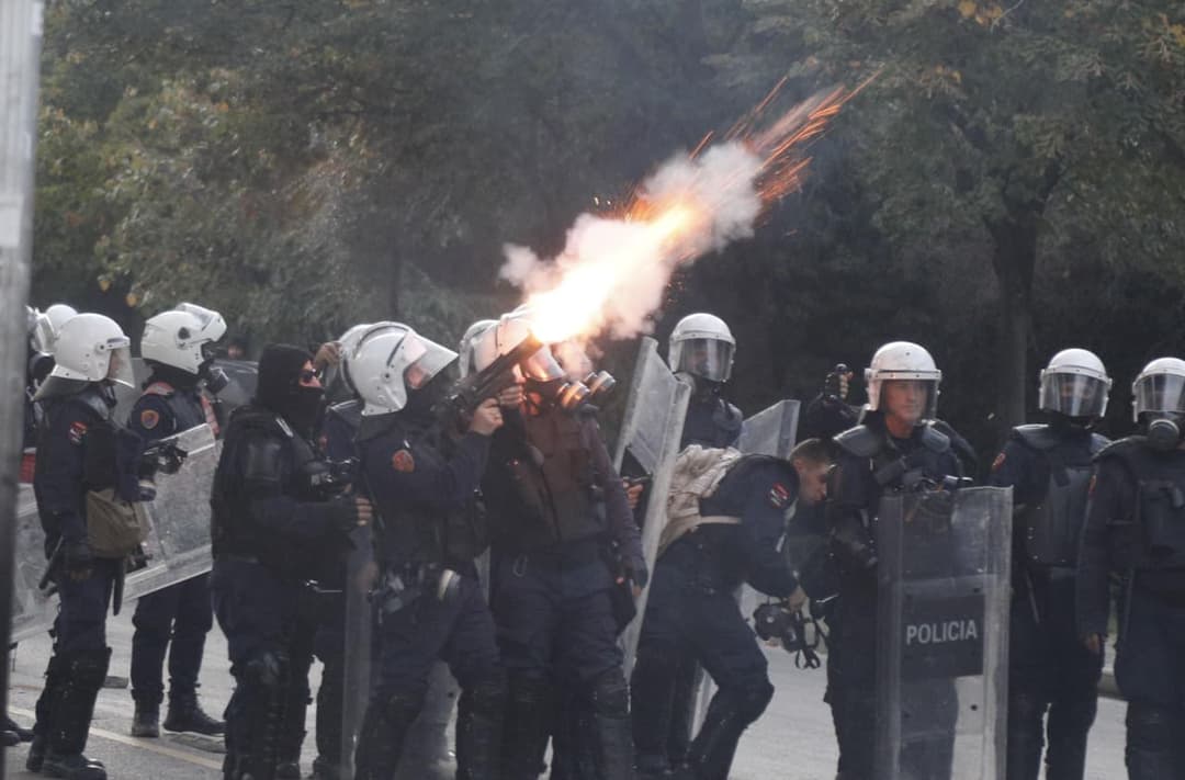 Slika uz članak: Policia arrestoi 56 persona gjatë protestave në Tiranë