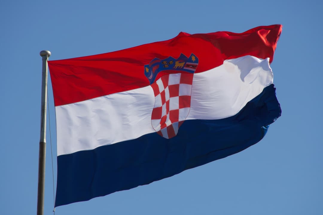 Slika uz članak: INCIDENT U PULI Žena kamenovala zastavu Hrvatske, policija je odmah uhapsila
