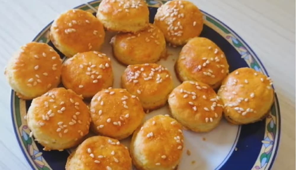 Slika uz članak: Idealne deci za užinu u školi: Jelena Dosković deli sa vama recept za pogačice sa dve vrste sira