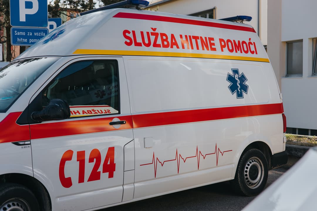 Slika uz članak: Detalji nesreće kod Gradskog mosta: Vozač zbog MOBILNOG TELEFONA izgubio kontrolu nad vozilom, povrijeđena djevojčica (10) prebačena na UKC RS