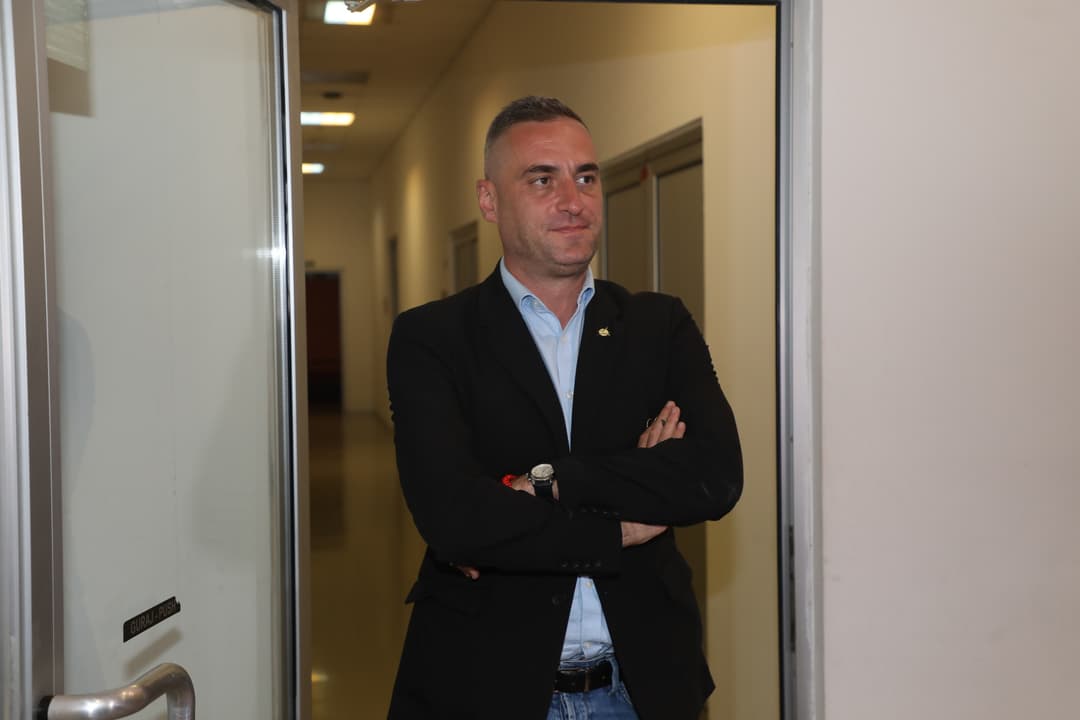 Slika uz članak: Bivši političar se vozio autobusom po Beogradu: Evo s kim je uhvaćen u gradskom prevozu