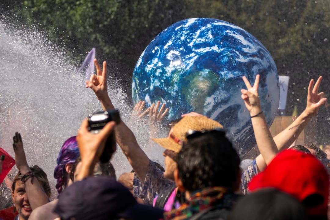 Slika uz članak: Oko 40.000 ljudi na klimatskom protestu u ovom evropskom centru: "Sveti bože, prestanite s naftom"