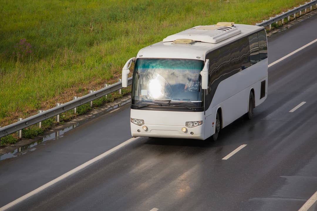 Slika uz članak: Teška saobraćajna nesreća u Živinicama: Autobus se zabio u autobusku stanicu i udario tri pešaka!