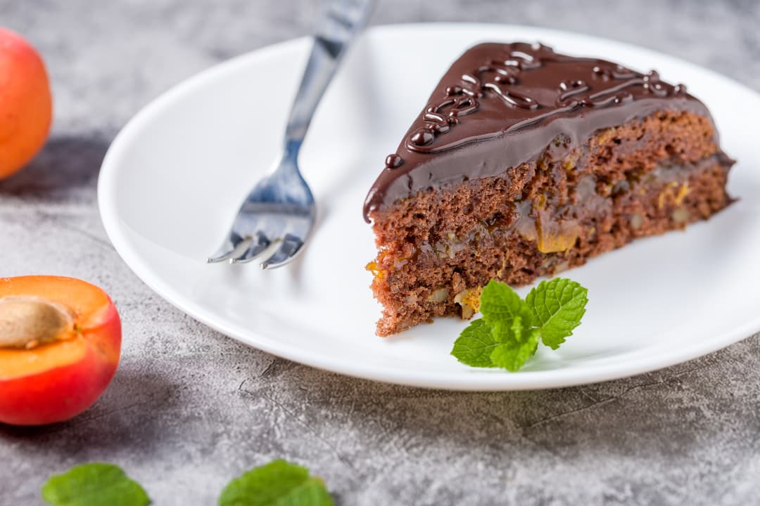 Slika uz članak: TAJNA SAVRŠENE SAHER TORTE JE U OVOM DETALJU Čokolada, kajsije i sočni patišpanj za poslasticu kojoj nema ravne