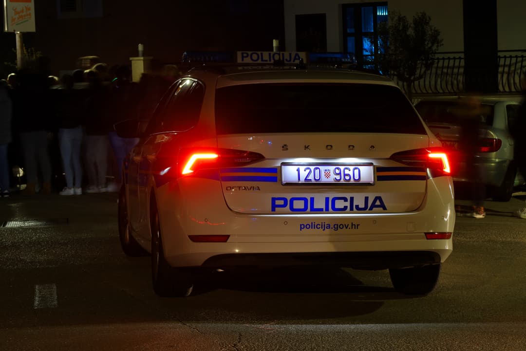Slika uz članak: Automobil sleteo s puta i završio na stadionu, sve se desilo u toku utakmice: Nesvakidašnji udes u Zagrebu!