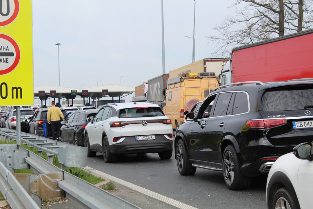 Slika uz članak: Dramatično na ulazu u Beograd: Formirana kilometarska kolona vozila, naplatna rampa krcata