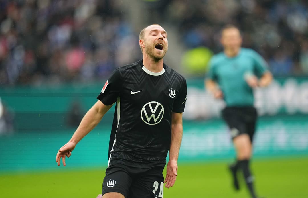 Slika uz članak: Čuveni fudbaler dva puta se rušio na terenu, jednom ga oživljali, sad ostao bez kluba u Bundesligi...