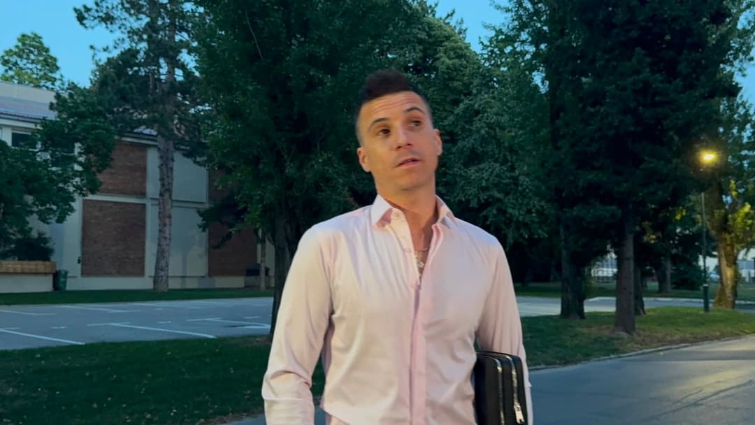 Slika uz članak: "Srča mu isekla beonjaču!" Lomili čaše, morao hitno da prekine pevanje: Naš pevač doživeo dramu na nastupu