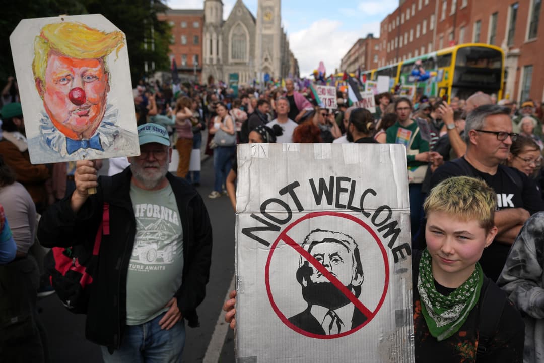 Slika uz članak: “DONALDE, SVI TE MRZE” Protesti u Dablinu zbog dolaska američkog lidera