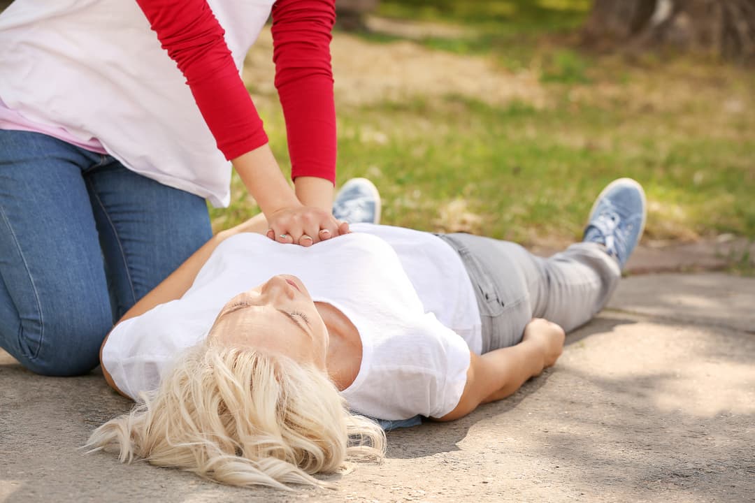 Slika uz članak: Majka troje dece se srušila pred zaključanim vratima Hitne, bore joj se za život: Prolaznici je reanimirali