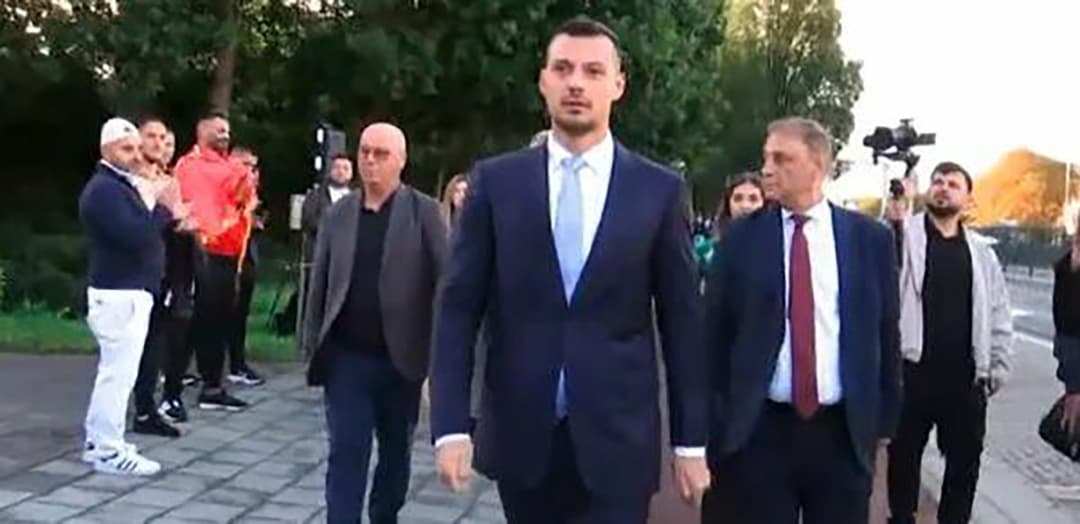 Slika uz članak: Ovo je sin Hašima Tačija, došao je u Hag da čuje presudu ocu
