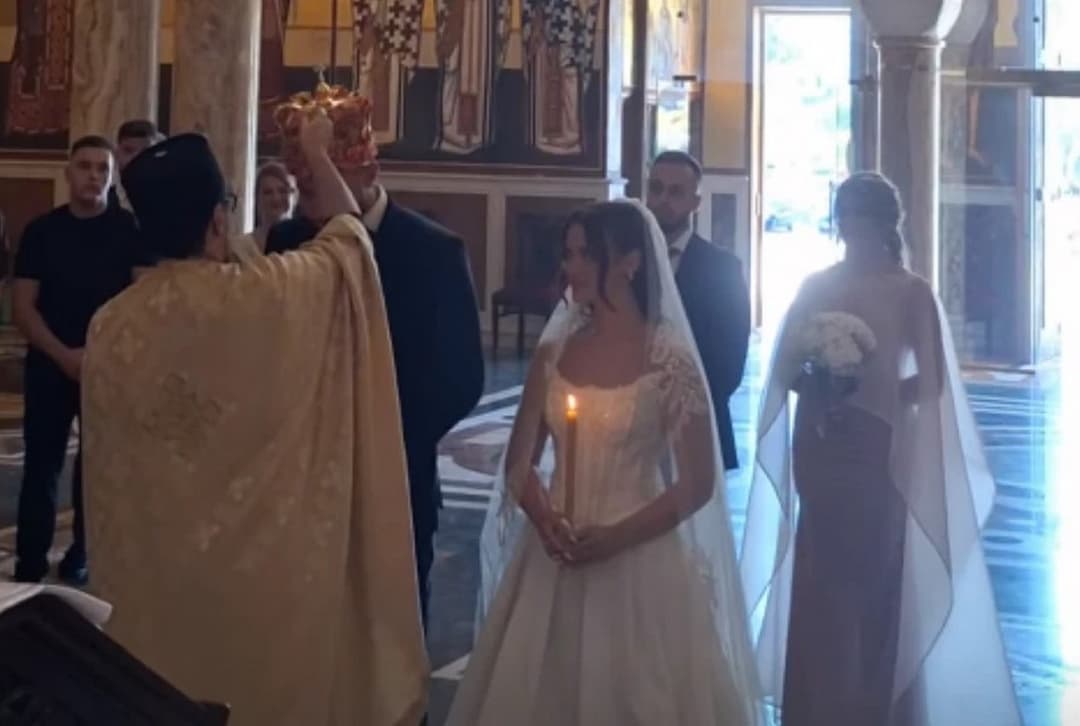 Slika uz članak: Udala se Zvezda Granda! Mlada oduzima dah u raskošnoj venčanici sa cirkonima: Slavlje trajalo do kasno u noć