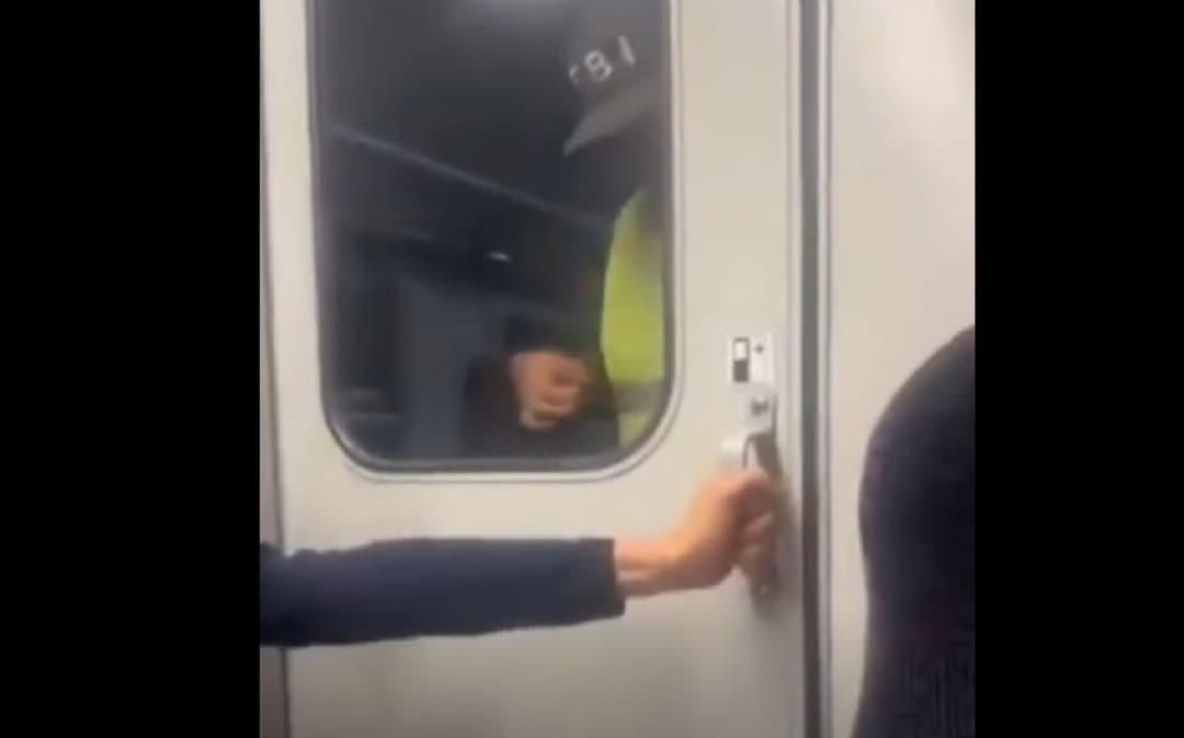 Slika uz članak: DRAMA U SLAVONIJI! Manijak u vozu pretio deci nožem: "Držala su vrata, on je lupao po njima!"