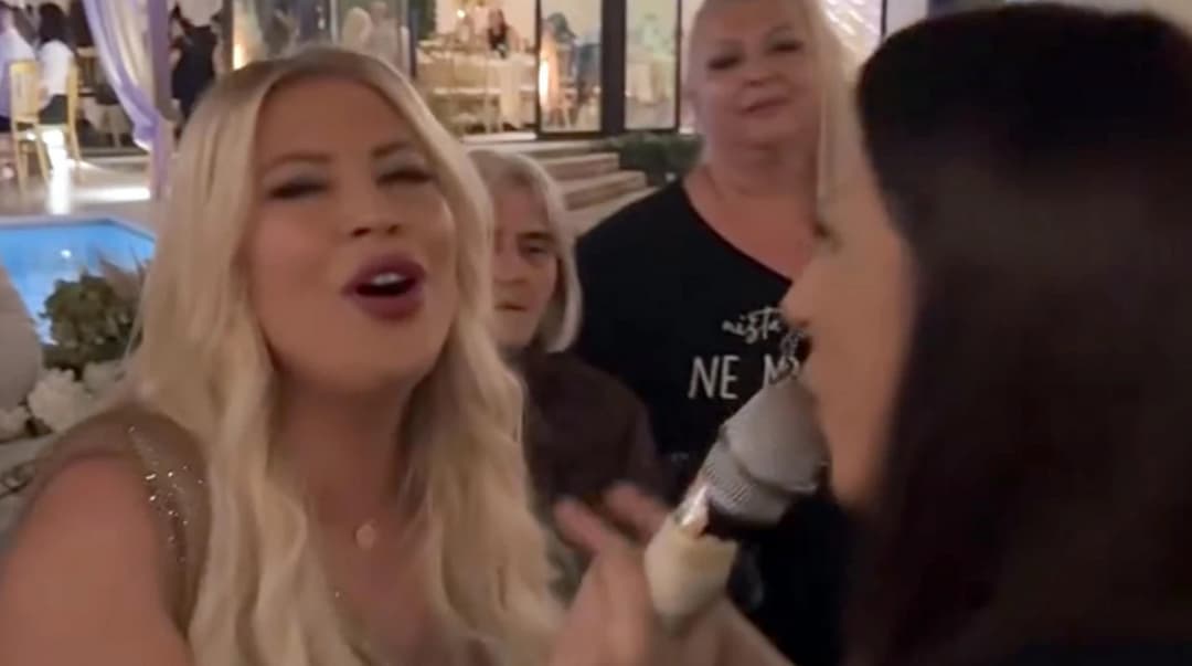 Slika uz članak: Nadežda Biljić peva na uvce Dei Đurđević: Voditeljka obukla žutu haljinu, peva iz srca, tu je i njena majka