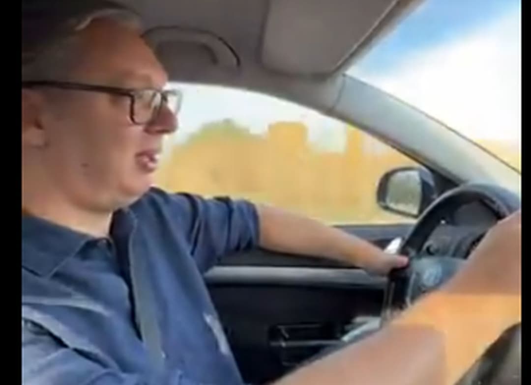 Slika uz članak: Vučić zapevao u kolima dok vozi ka Velikoj Plani: "Baš ovu pesmu našli da puste..."