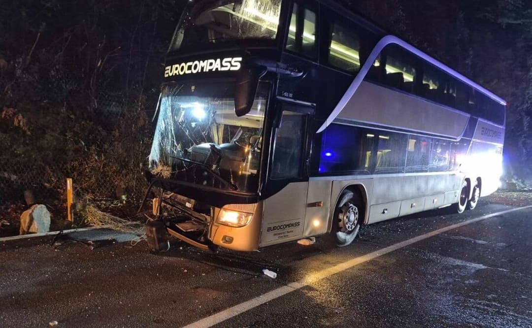 Slika uz članak: Detalji nesreće u Crnoj Gori: Srpski vozač (52) vraćao đake sa ekskurzije, pa udario u stenu, 5 povređenih
