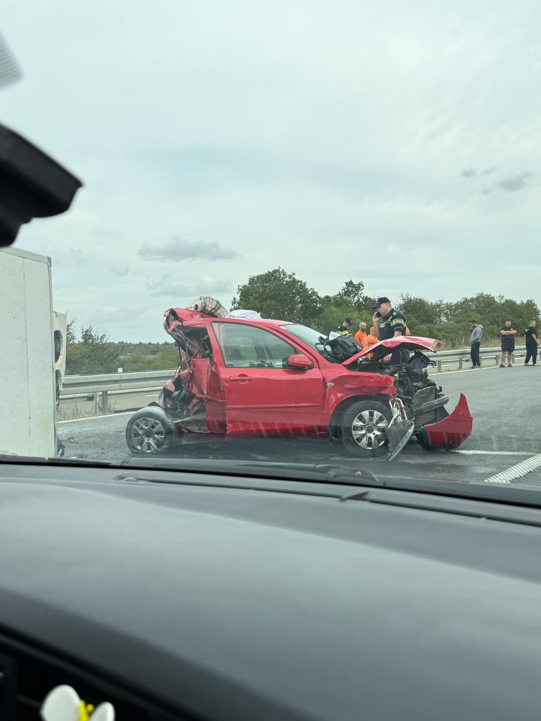 Slika uz članak: SLIKE STRAVE NA AUTO-PUTU BEOGRAD–NIŠ: Dvoje mrtvih kod Kolara, auto spljošten, prve vesti o uzrocima nesreće
