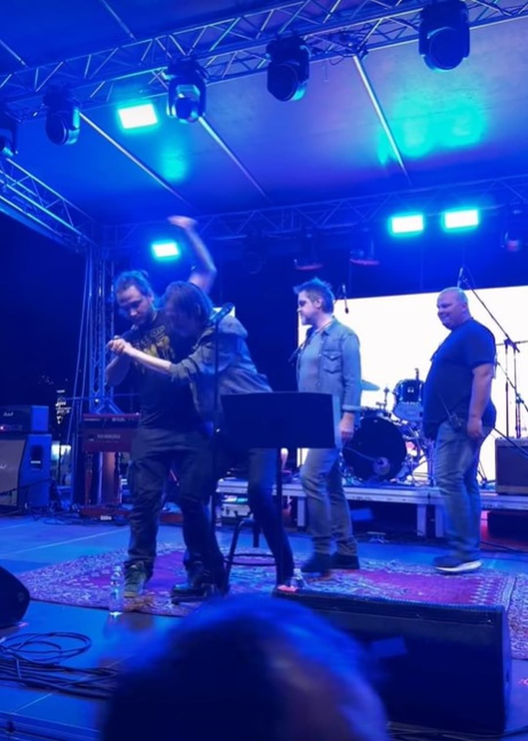 Slika uz članak: Prvi snimak pevača dok su ga sklanjali sa bine u Hrvatskoj, Goran nije mogao da stoji: Koncert trajao MINUT