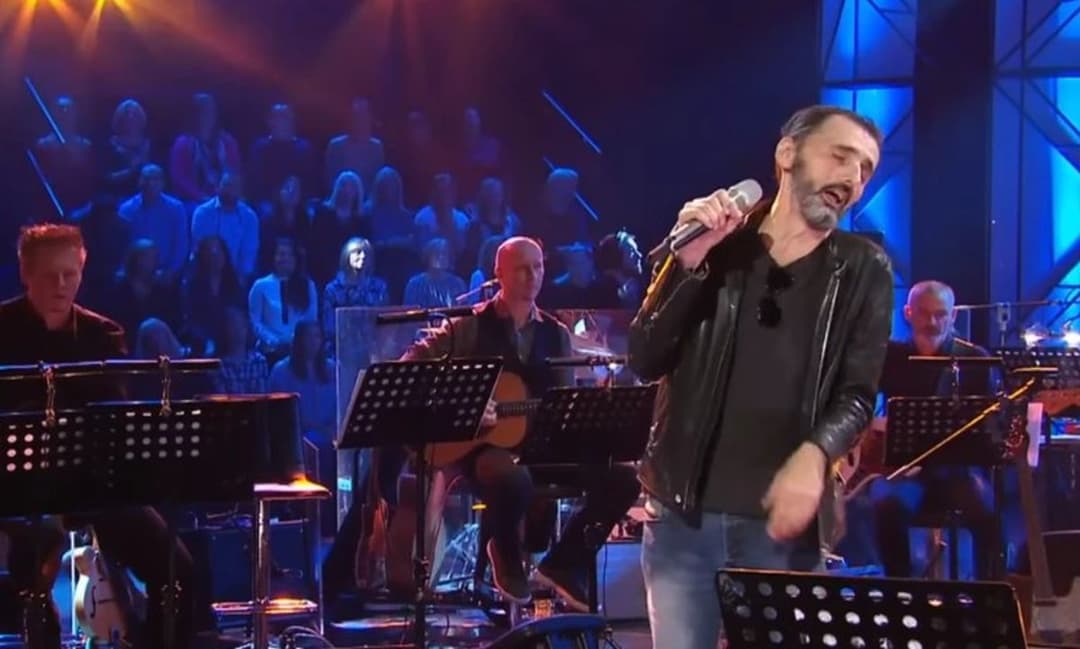 Slika uz članak: Obezbeđenje odvelo pevača sa bine, prekinut koncert u Hrvatskoj: Goran Bare se jedva kretao