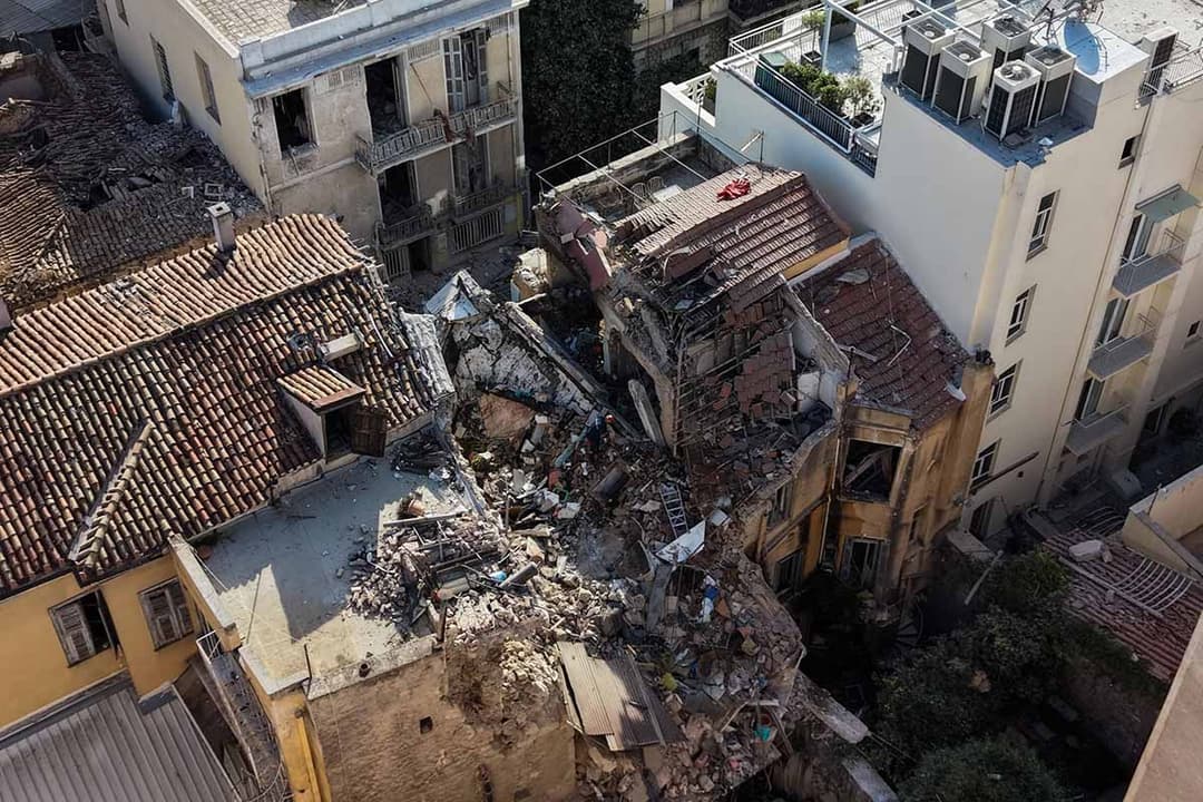 Slika uz članak: Žena poginula, traga se za petoro nestalih u zgradi koja se urušila u centru grada: Teško jutro u Atini