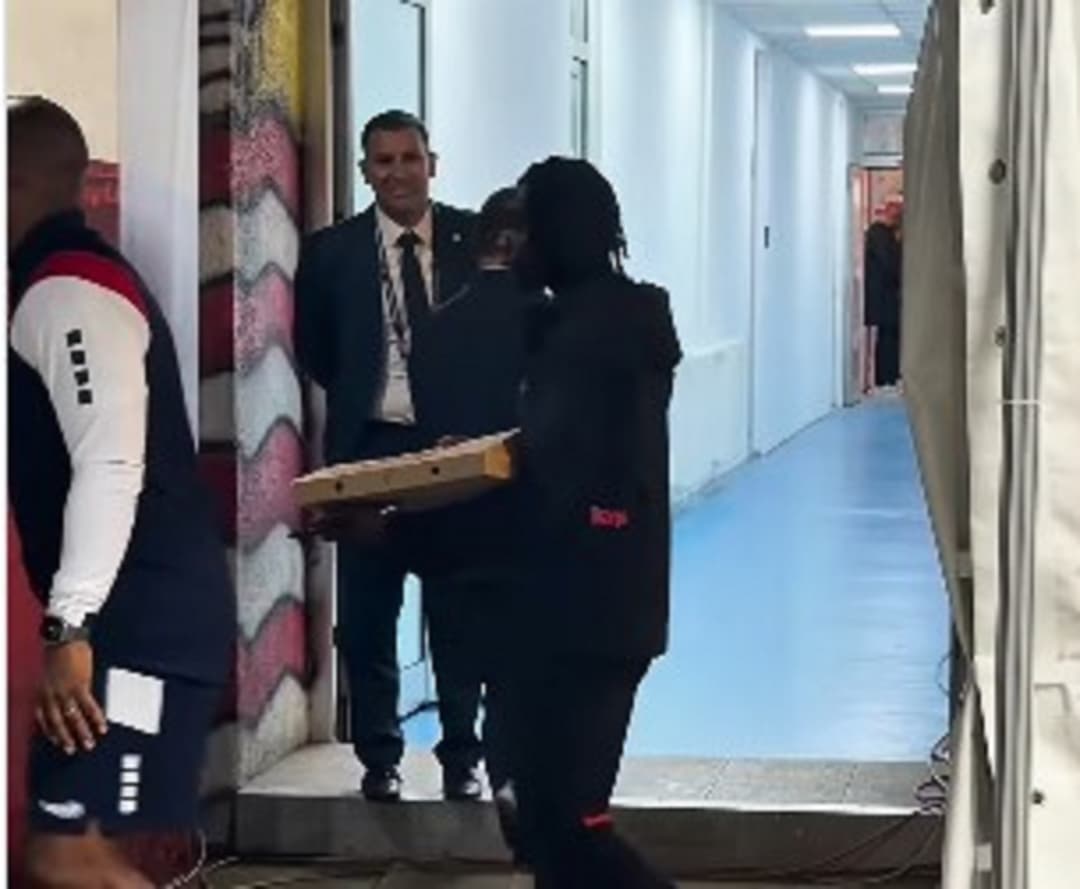 Slika uz članak: Pomoćnik Veljka Paunovića "završio" picu zvezdi Liverpula i Holandije ispred svlačionice na Marakani