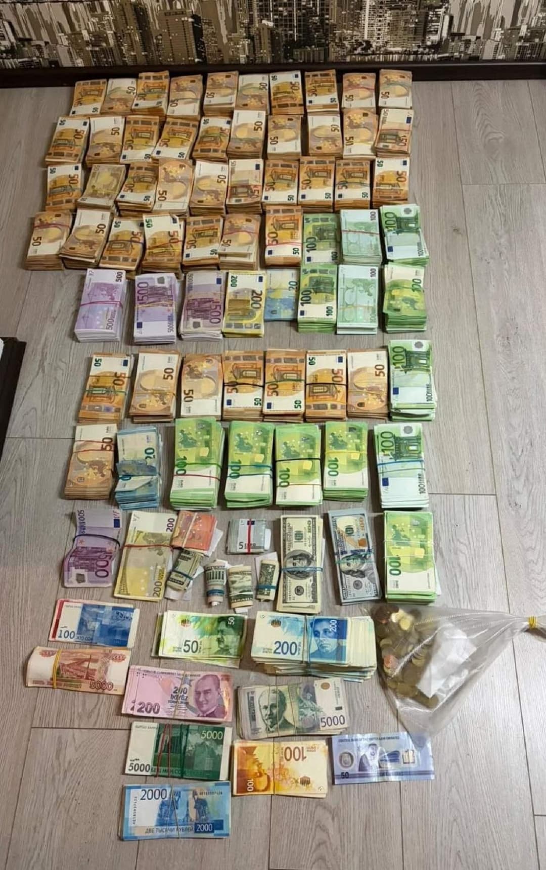 Slika uz članak: Policija slikala milion evra koje je našla u stanu Aleksandra i Aleksandre u Budvi: Tu je bio i poligraf