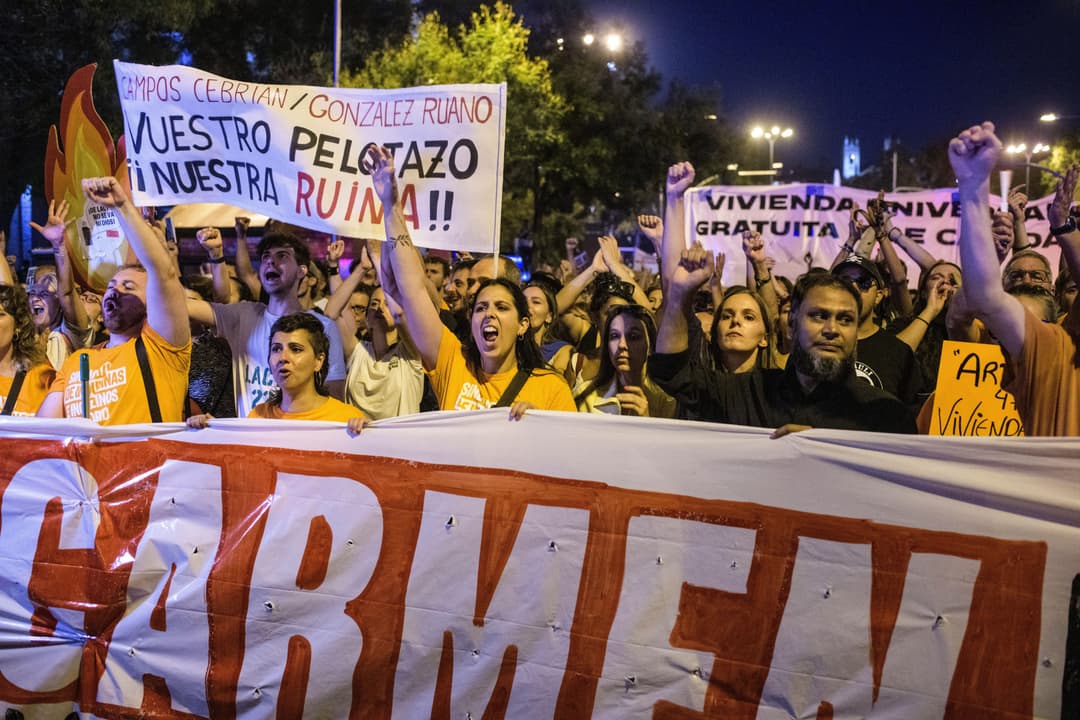 Slika uz članak: Podigli joj kiriju, pa je izbacili iz stana: Desetine hiljada ljudi na ulici zbog sudbine bake (87) u Madridu!