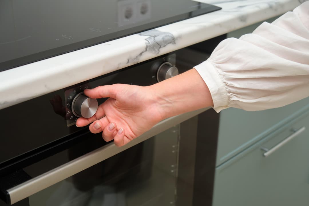 Slika uz članak: IMATE LI OVAJ SIMBOL NA RERNI? Krug oko ventilatora nije ukras, evo šta zapravo znači