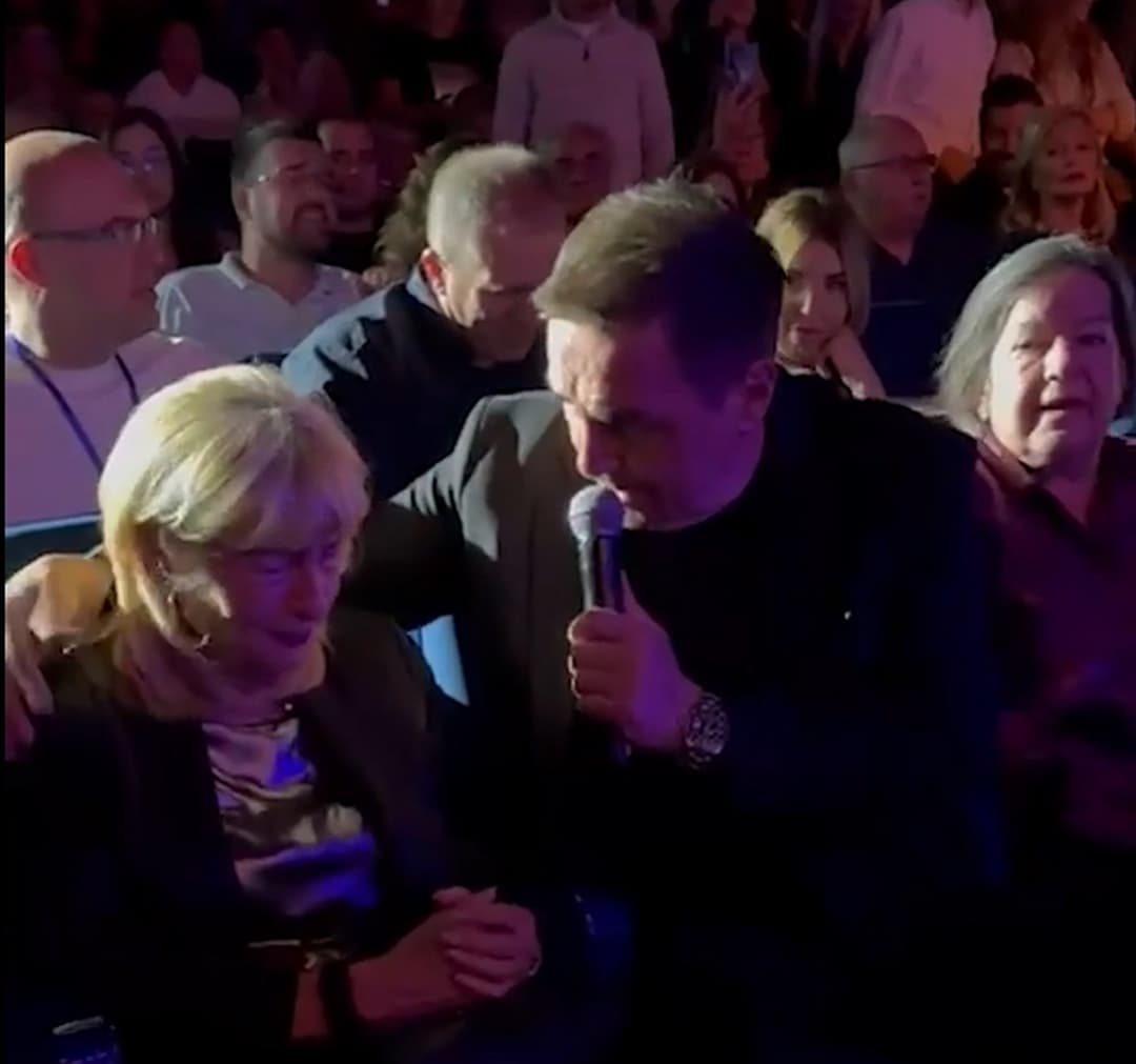 Slika uz članak: Keba rasplakao Gordanu Zdravković: Pevao Tomin hit pa sišao u publiku, zagrlio Tominu udovicu, ona lije suze