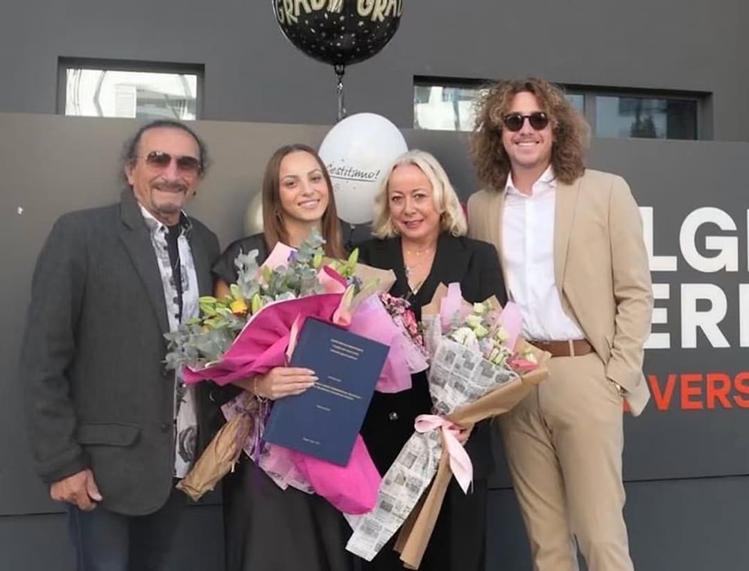 Slika uz članak: Poznati pevač zaveo ženu kad je imao 52 godine, a ona 18! Ćerka im danas diplomirala: Pozirali zajedno
