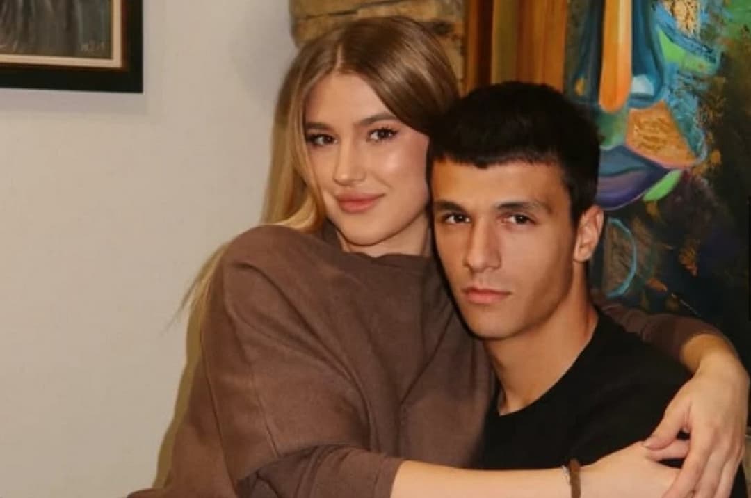 Slika uz članak: Dve torte i poseban detalj: Lena priredila iznenađenje za dečka, pa mu se obratila javno: "Srećno, ljubavi"