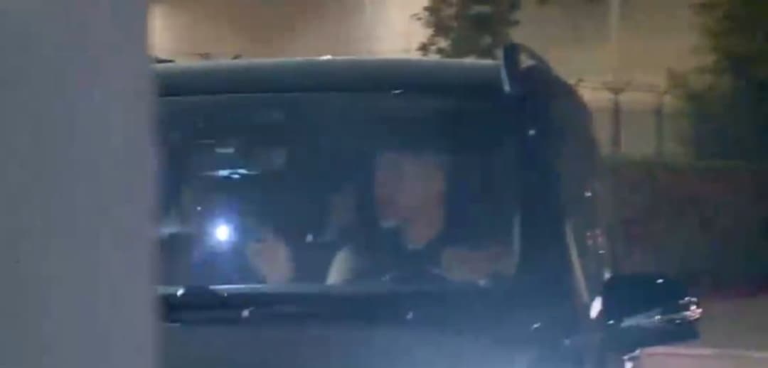 Slika uz članak: Snimak Ronalda kad napušta aerodrom je nešto najluđe što ćete videti: Ovako su iz kola omatali novinare