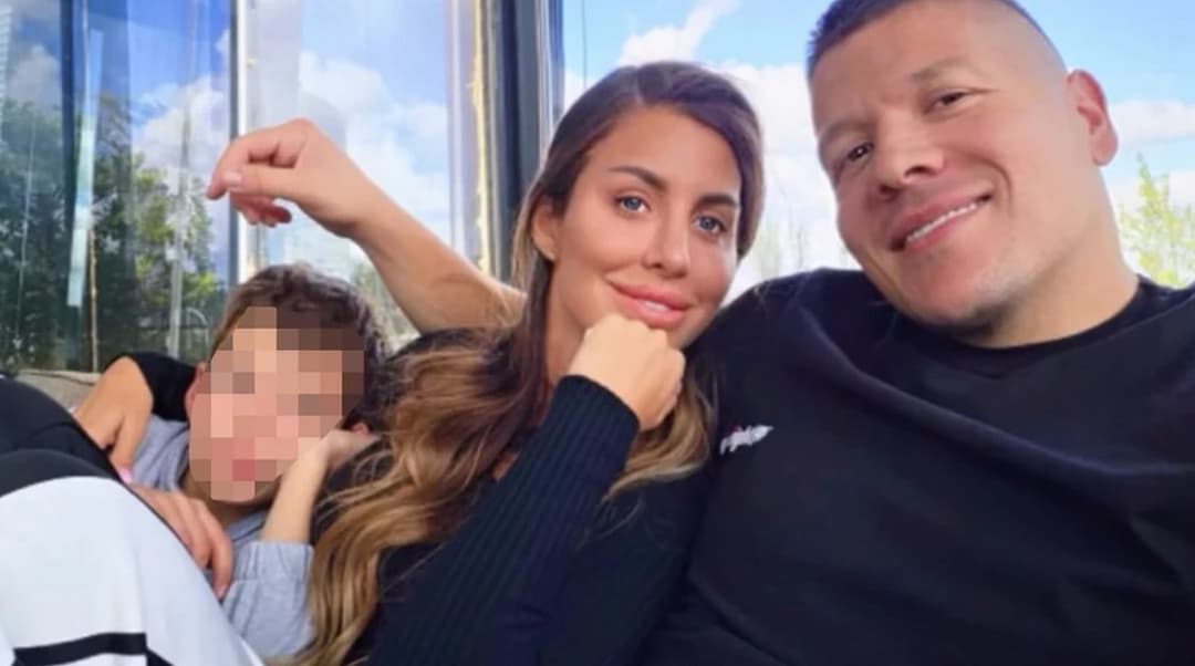 Slika uz članak: Jelena nakon operacije sina podelila sliku: Pozira sa njim i sa Slobom, pa se obratila pevaču "Nije gotovo..."