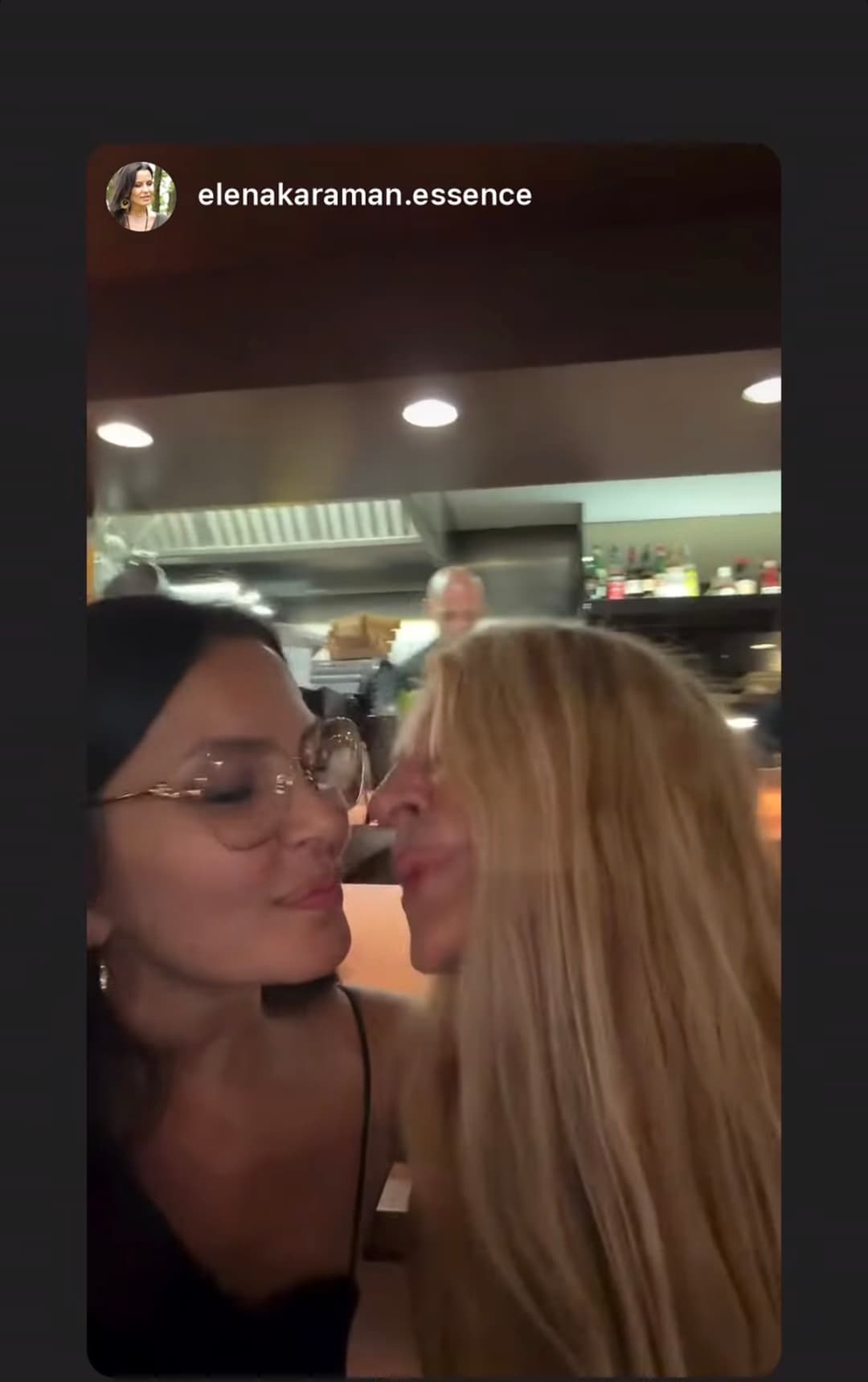 Slika uz članak: (VIDEO) Snimak sa ROĐENDANSKOG SLAVLJA zapalio mreže: Elena Karić se ljubi sa majkom Vericom, evo koliko je dizajnerka napunila GODINA