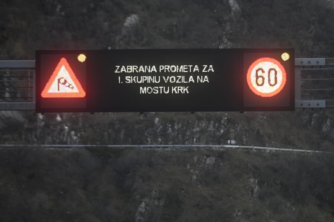 Slika uz članak: Vozači, budite na oprezu: Radovi usporavaju saobraćaj, posebno se gužve stvaraju na OVIM putnim pravcima