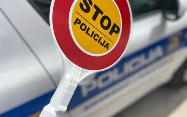 Slika uz članak: S tri ručne bombe prijetio u dvorištu policijske postaje u Petrinji