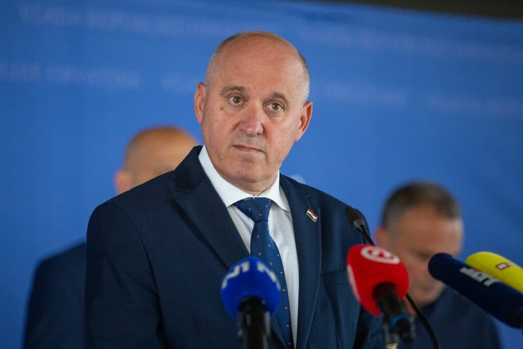 Slika uz članak: Bačić u Vukovaru uručio ključeve kadrovskih stanova