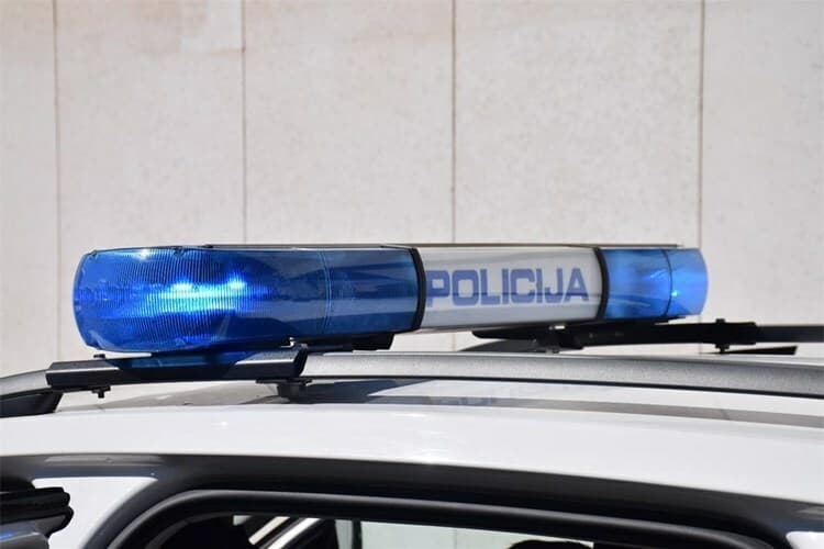 Slika uz članak: Iz automobila pucao prema kući pa pobjegao, policija ga pronašla