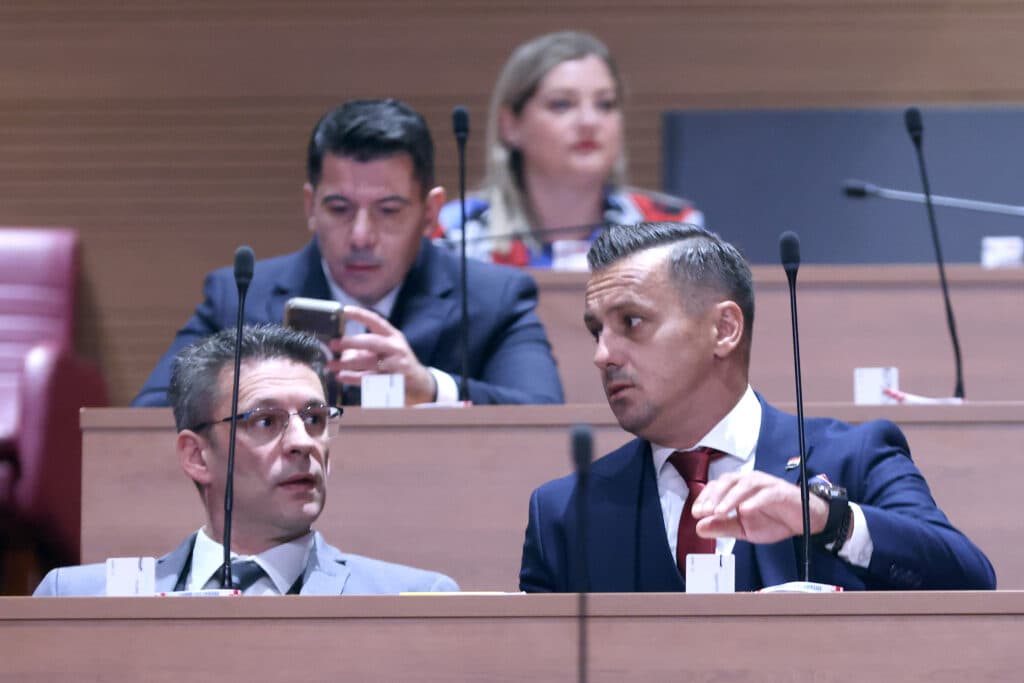 Slika uz članak: Od 39 potpisa za Mostov prijedlog promjene Ustava, čak 21 dao SDP. Podržale ga i dvije zastupnice Možemo!