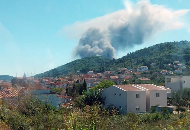 Slika uz članak: Lokaliziran požar skladišta u Kalima, vatrogasci ostaju dežurati cijelu noć