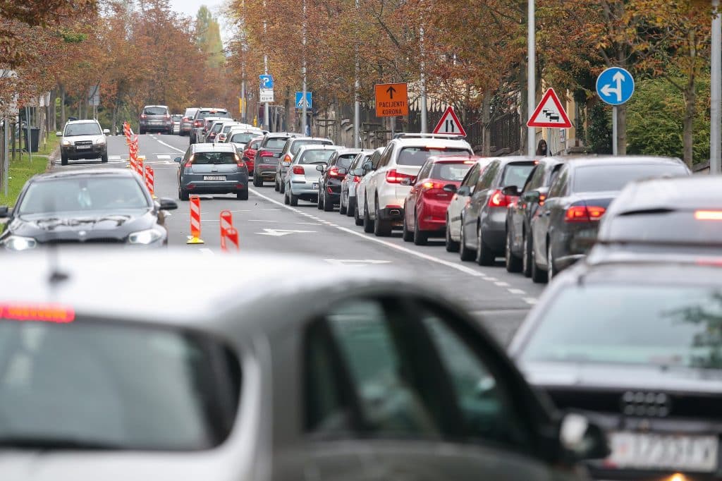 Slika uz članak: DRASTIČNO SE POVEĆAVAJU KAZNE Krivo parkiranje do 300, nevezanje pojasa 200, a za električne romobile i do 3.000 eura