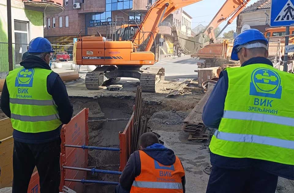 Slika uz članak: Pukao kanalizacini kolektor star 60 godina, radovi u Savezničkoj ulici još traju